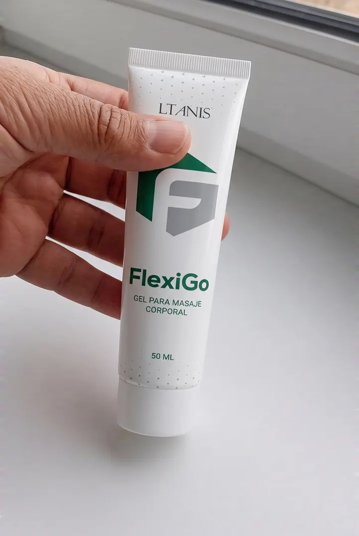 Tubo de FlexiGo en la mano junto a la ventana